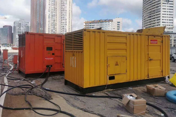 东台压力测试时，发电机组的燃油系统需要达到多少压力？